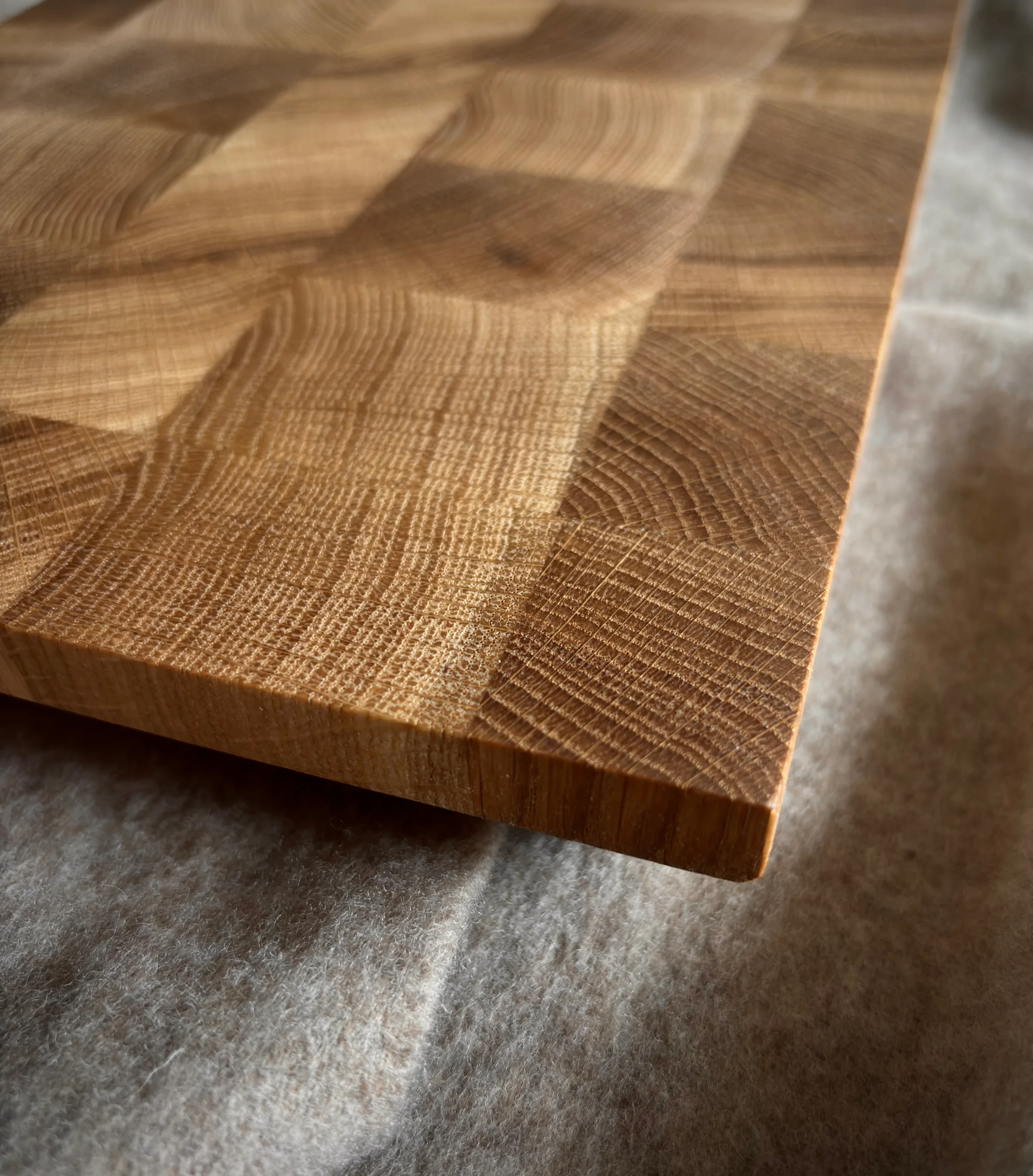 Narożnik dębowej deski sztorcowej z widocznym usłojeniem